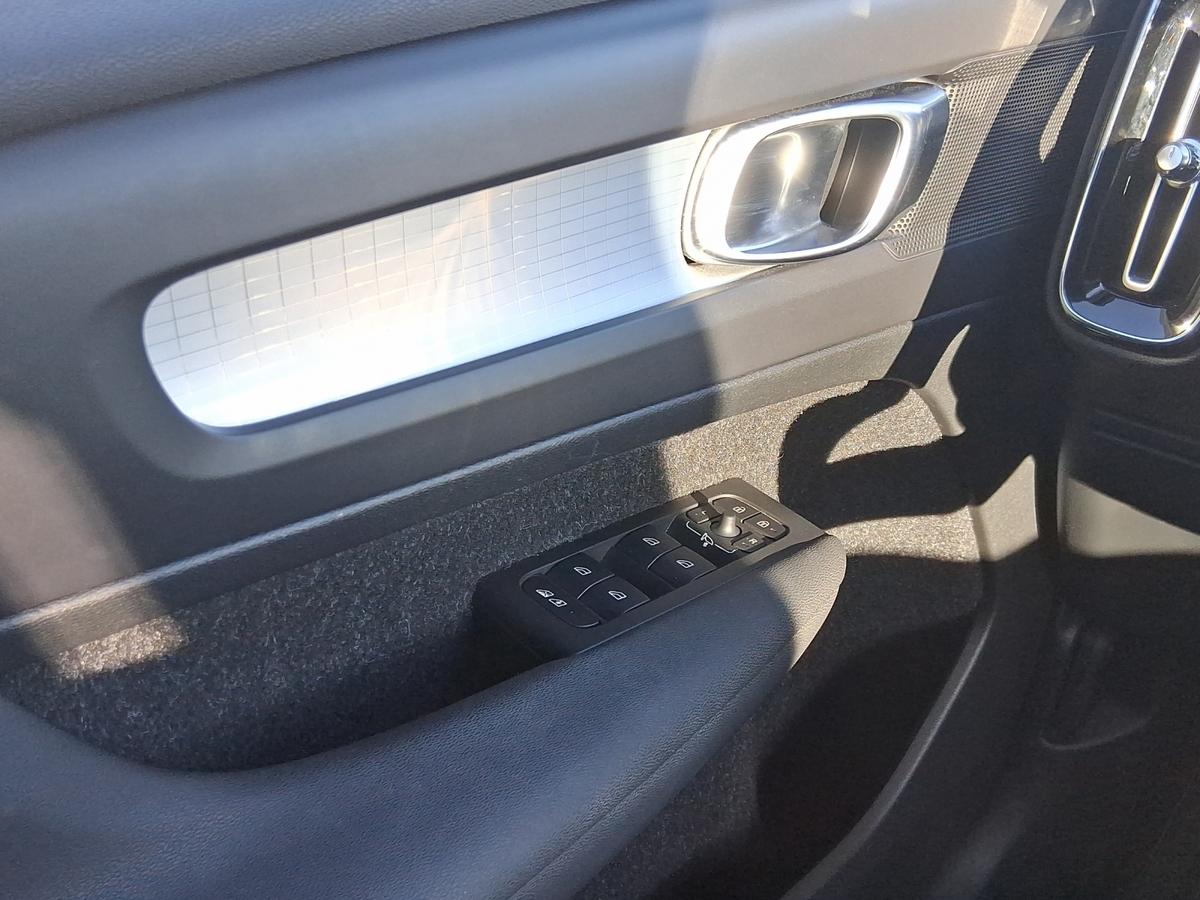 Volvo XC40 B4 *STANDHEIZUNG*AHZV*TOT-WINKEL-ASSIST*ACC*RÜCKF.-CAM