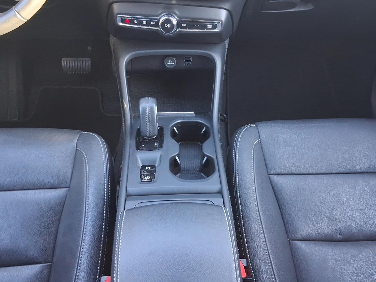 Volvo XC40 B4 *STANDHEIZUNG*AHZV*TOT-WINKEL-ASSIST*ACC*RÜCKF.-CAM