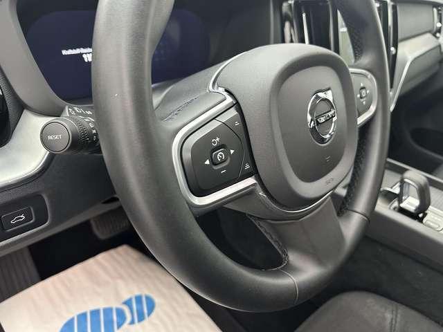Volvo XC60 Momentum Pro 2WD 