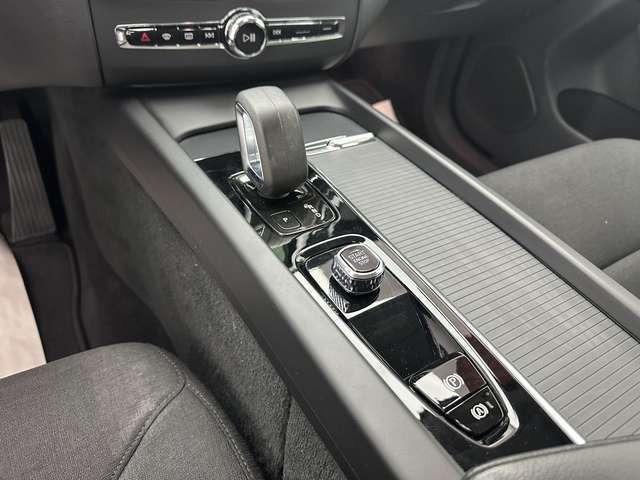 Volvo XC60 Momentum Pro 2WD 