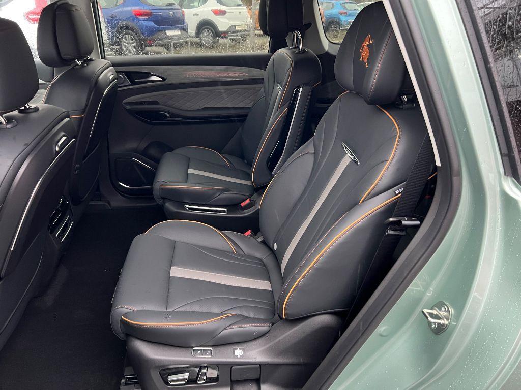 DFSK Forthing 5 DFM Forthing 4