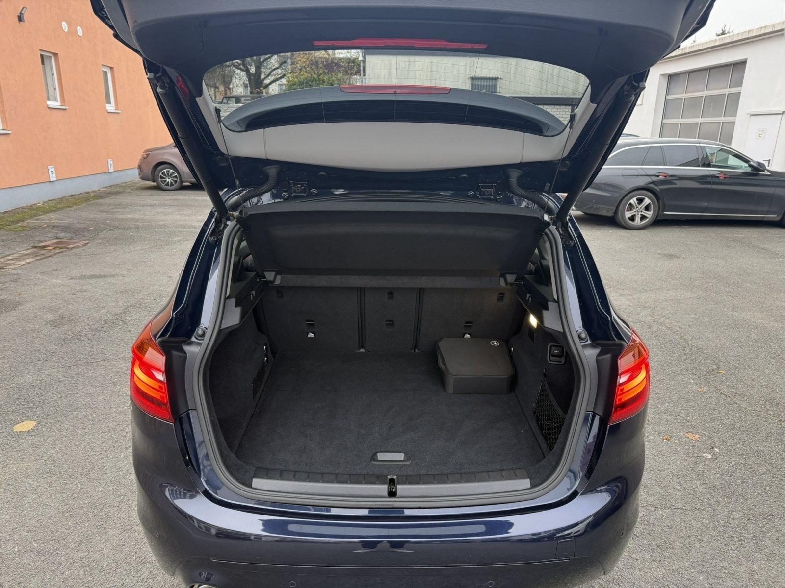 BMW 225 225xe Sport Line LED Navi PDC HiFi