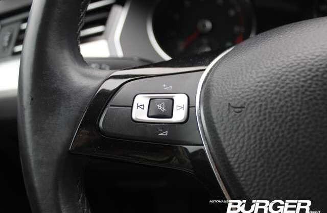 Volkswagen Passat Variant Comfortline Navi AHK SitzHZG PDC v+h Massa