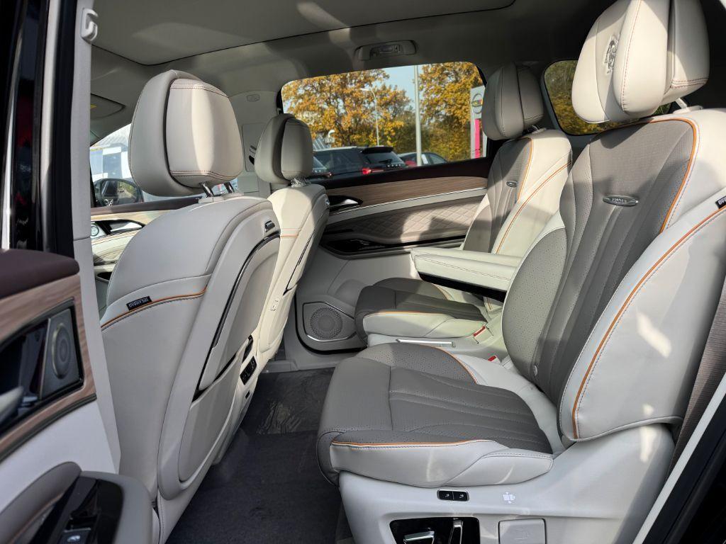 DFSK Forthing 5 DFM Forthing 4