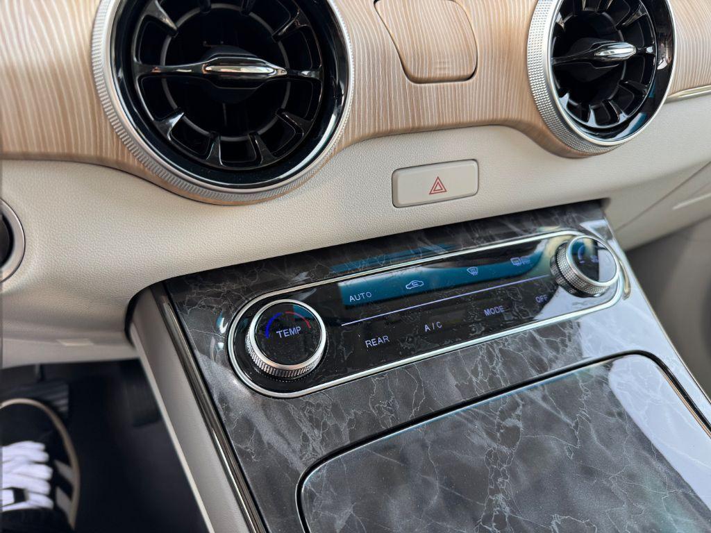 DFSK Forthing 5 DFM Forthing 4