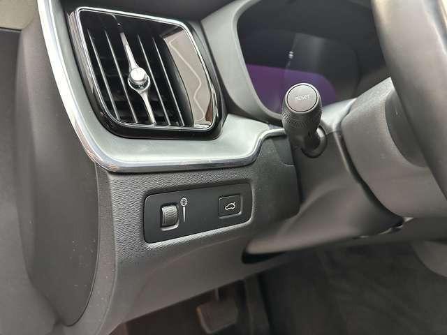 Volvo XC60 Momentum Pro 2WD 