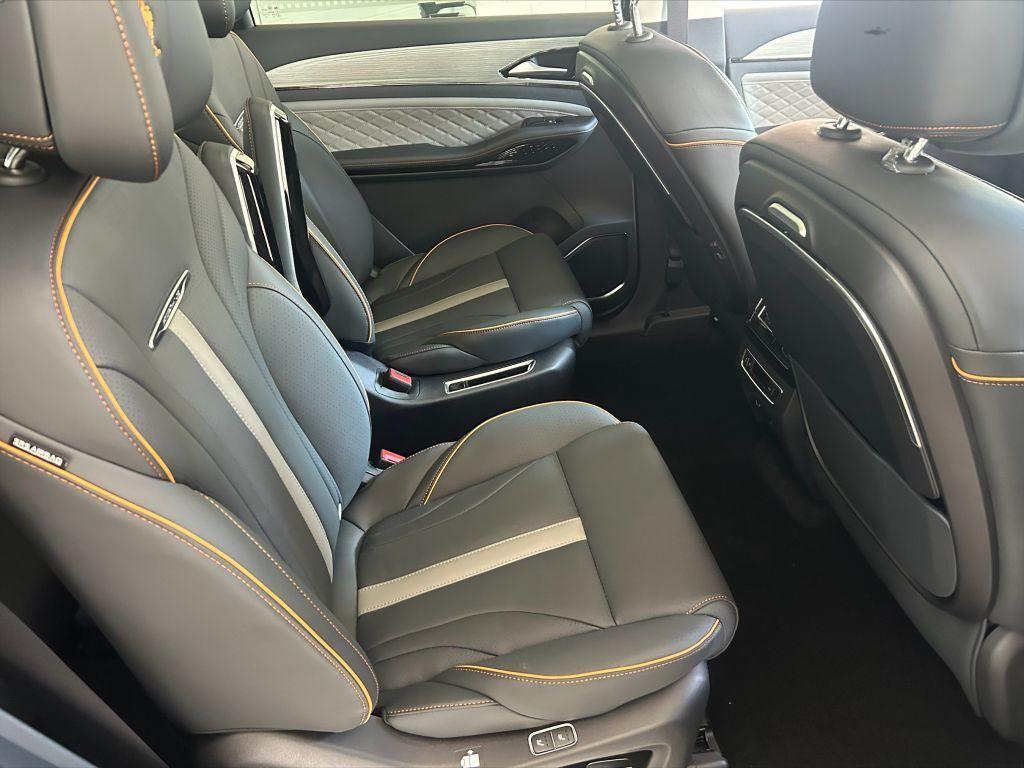 DFSK Forthing 5 DFM Forthing 4