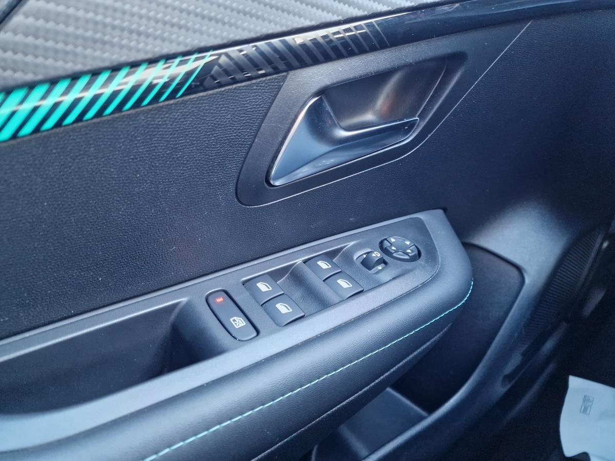 Peugeot 208  PureTech 100 Allure*LED*Navi*R-Cam