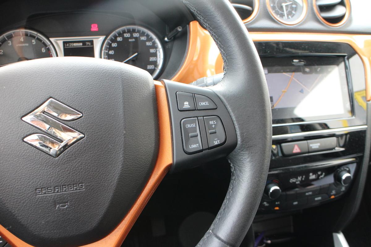 Suzuki Vitara 1.6 Comfort+ 4x4*Panoramadach*AHK*NAVI* 