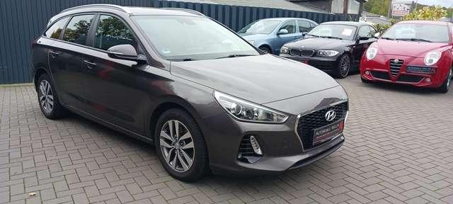 Hyundai i30 1.4 Family + *NAVI*SHZ*PDC*RFK*Alu*WR*1.Hand