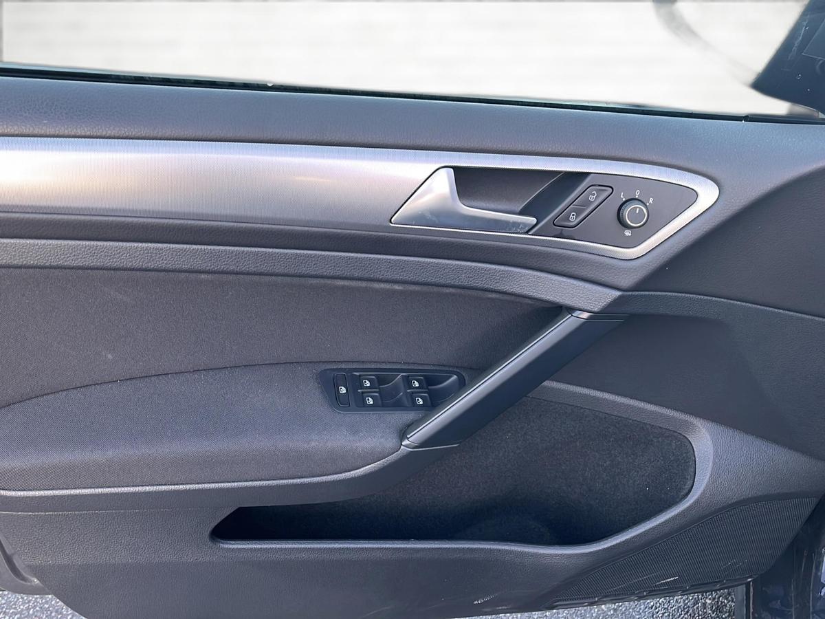 Volkswagen Golf VII 1.6 TDI LED* NAVI* SHZ* PDC* 