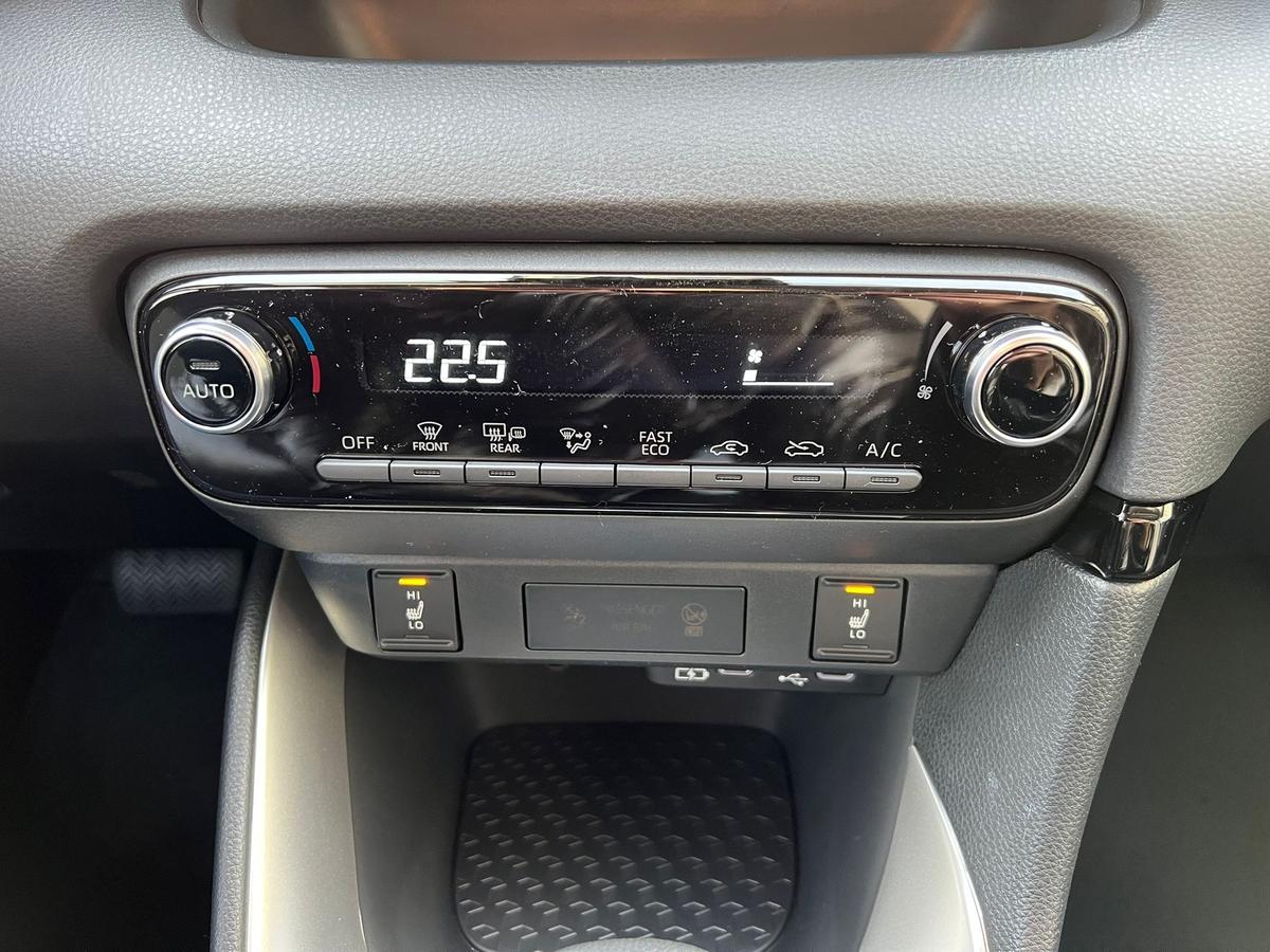 Toyota Yaris 1.5 Sitz+Lenkradhzg - e.Call - R.Kamera - PDC v+h