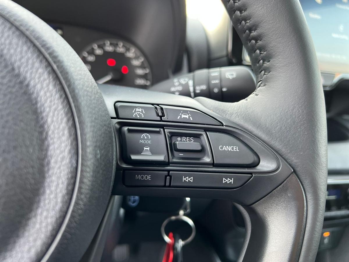 Toyota Yaris 1.5 Sitz+Lenkradhzg - e.Call - R.Kamera - PDC v+h