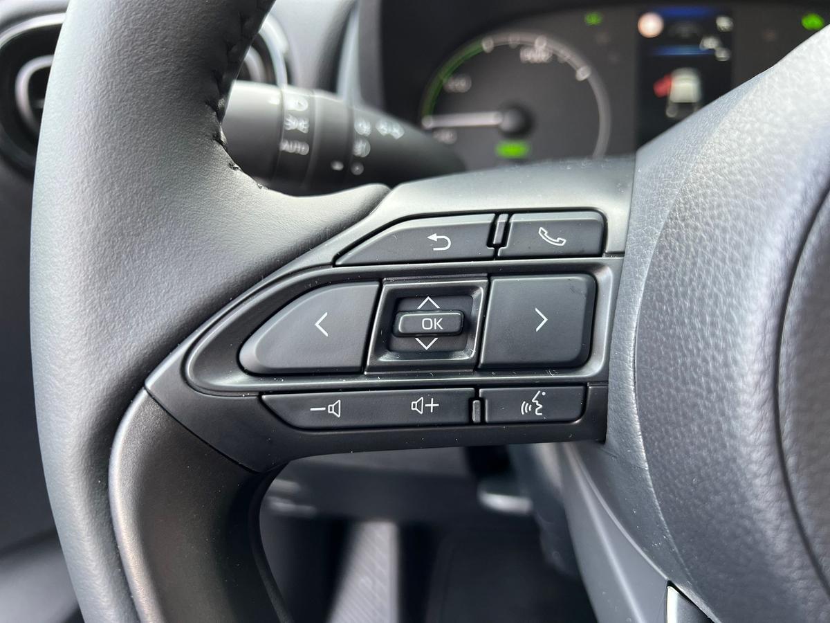 Toyota Yaris 1.5 Sitz+Lenkradhzg - e.Call - R.Kamera - PDC v+h
