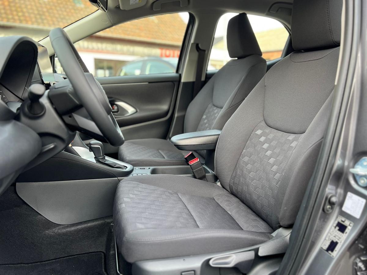 Toyota Yaris 1.5 Sitz+Lenkradhzg - e.Call - R.Kamera - PDC v+h