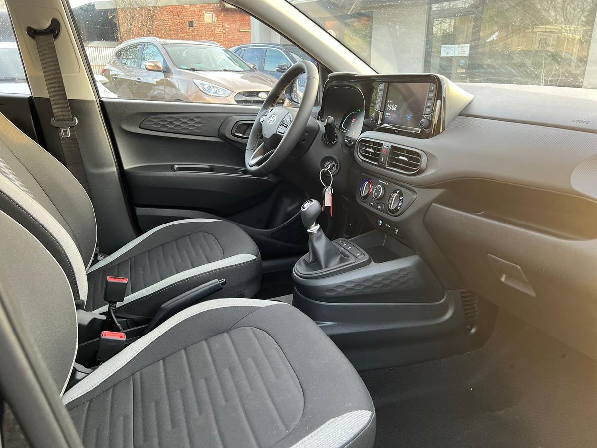 Hyundai i10 1.0 - Klima - Navi - R.Kam - PDC - Sitz+Lenkradhzg