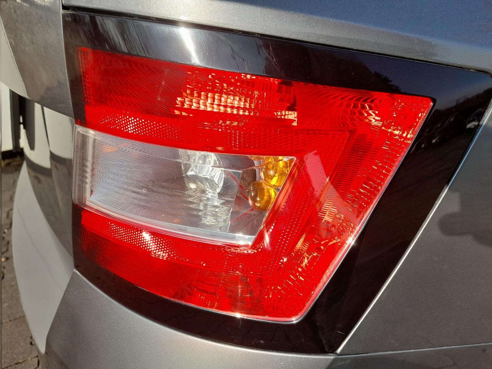 Skoda Fabia Combi Ambition NAVI/APP~AHK~PDC~SHZ~ALU~BT
