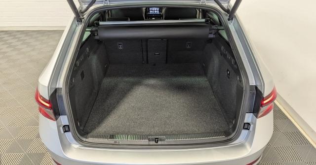 Skoda Superb Combi iV Sportline 1.4 TSI DSG Matrix NAVI PDC E-Sitze