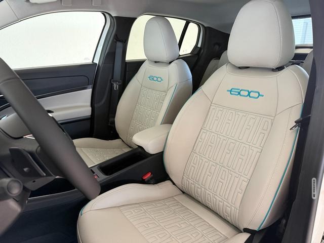 Fiat 600 La Prima Hybrid 1.2 T3 81 kW (110 PS) DCT Klimaautomatik, Massagesitz, Sitzh