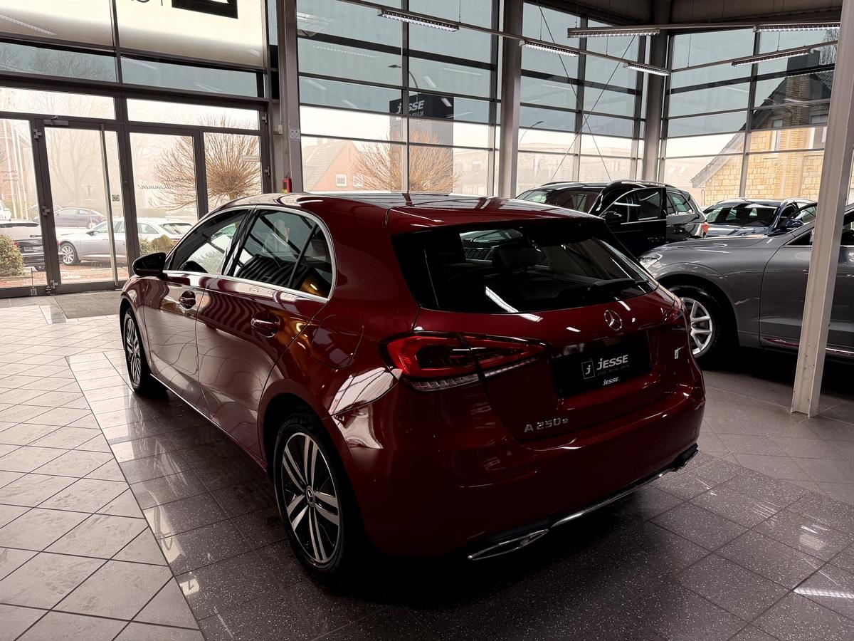 Mercedes-Benz A 250 e Progressive LED MBUX Navi R.Cam CarPlay