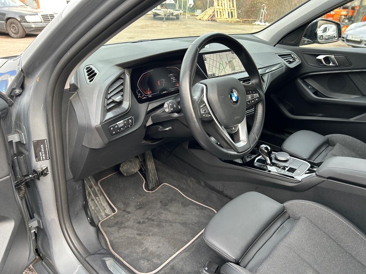 BMW 118 i Sport Line,Parkass,LED,Sitzh,heizb.Lenkrad,Hifi