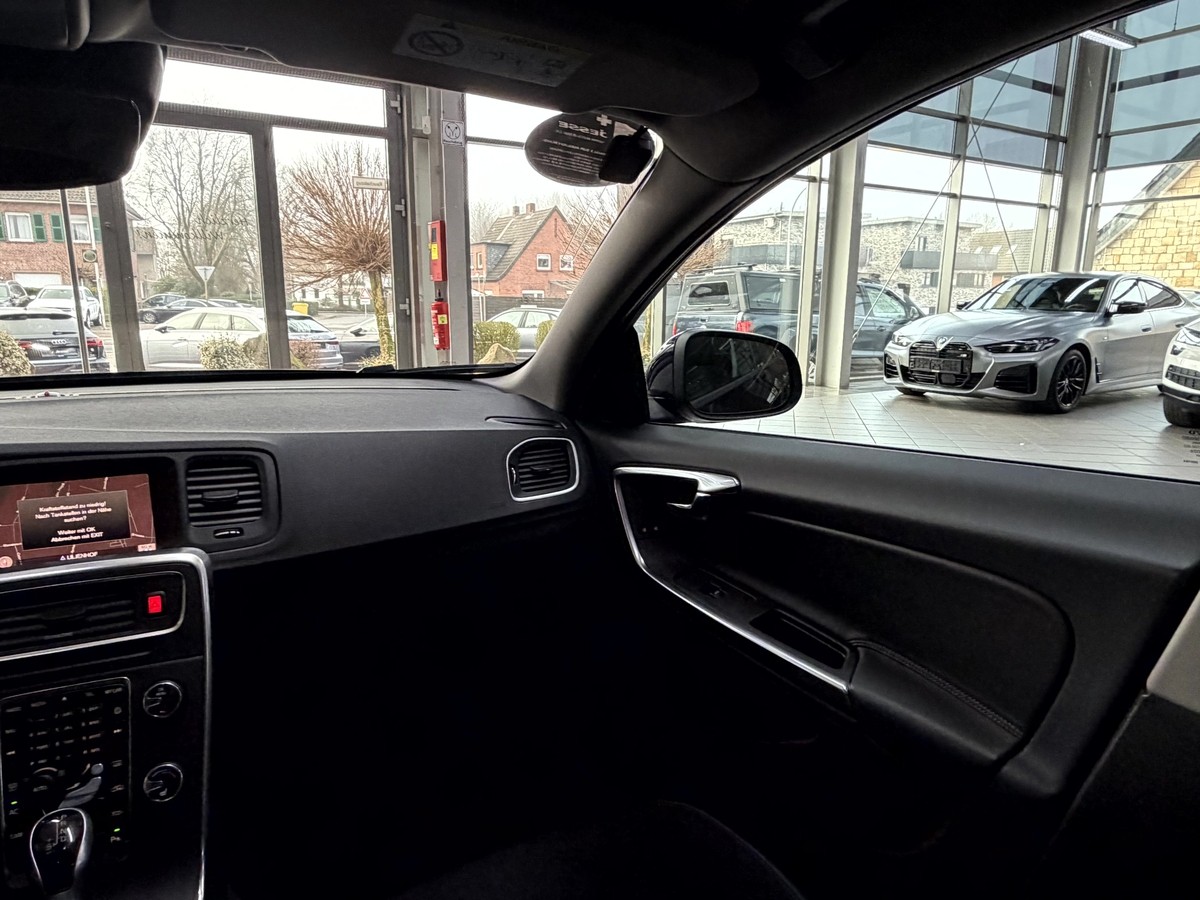 Volvo V60 D4 Linje Business Bi-Xenon Navi SHZ PDC RCam