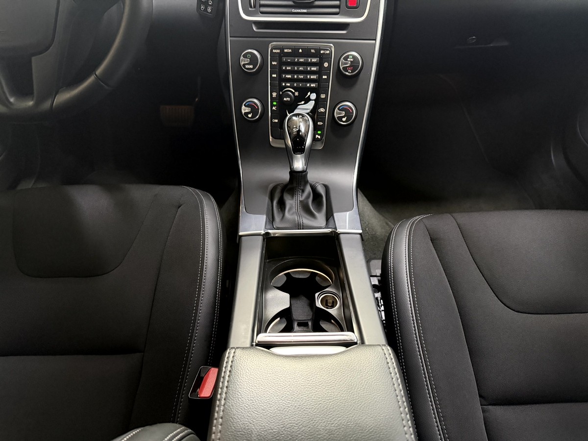 Volvo V60 D4 Linje Business Bi-Xenon Navi SHZ PDC RCam
