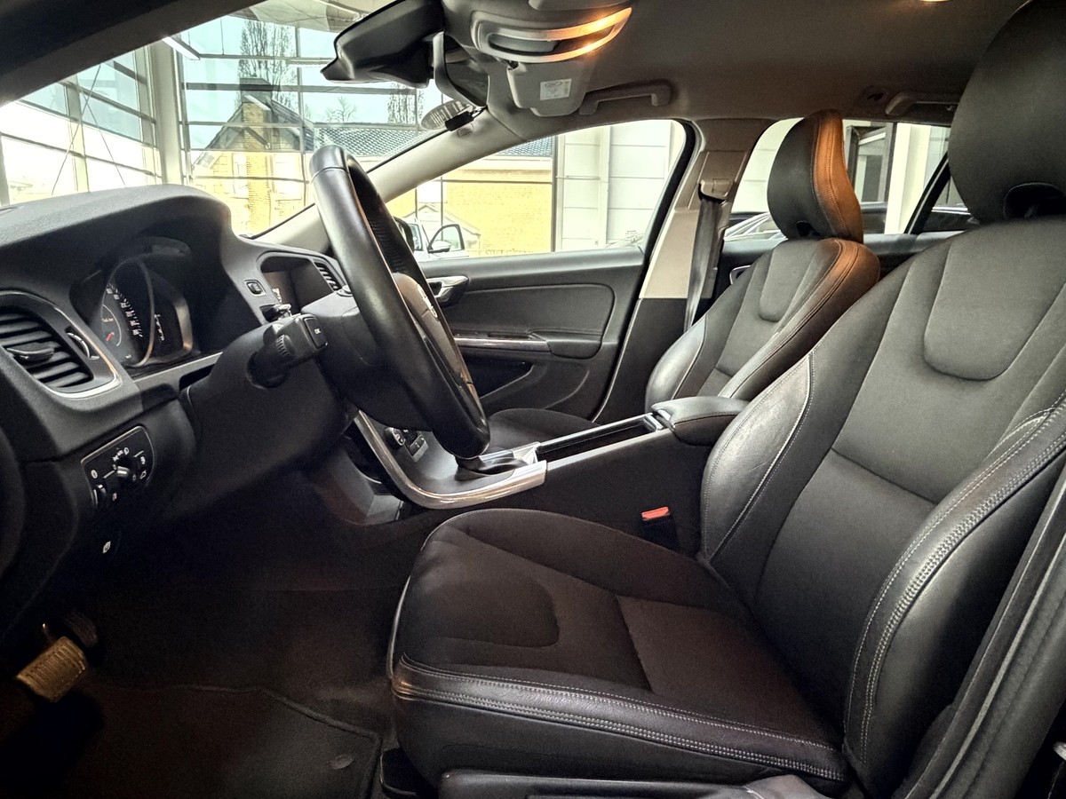 Volvo V60 D4 Linje Business Bi-Xenon Navi SHZ PDC RCam