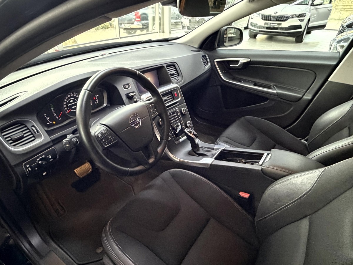 Volvo V60 D4 Linje Business Bi-Xenon Navi SHZ PDC RCam