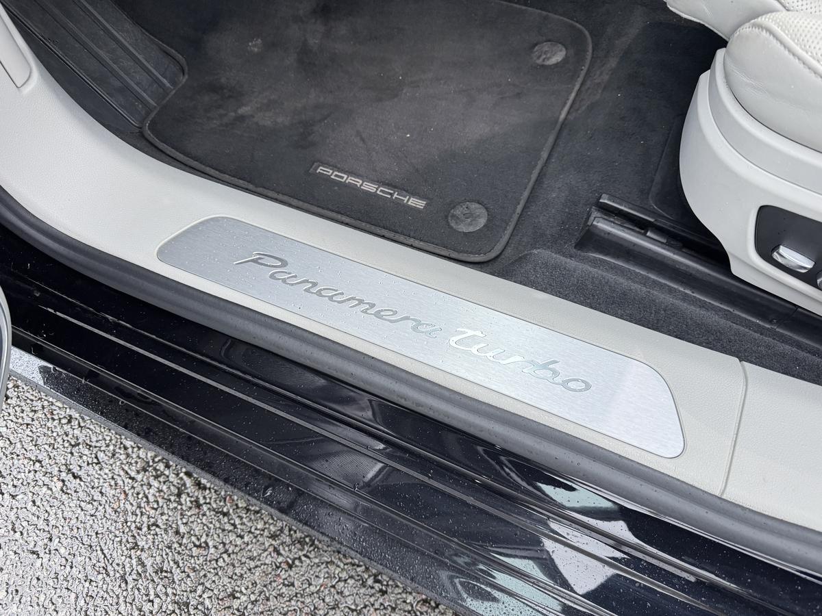Porsche Panamera Turbo+Luftf.+ACC+Pano+Burmester