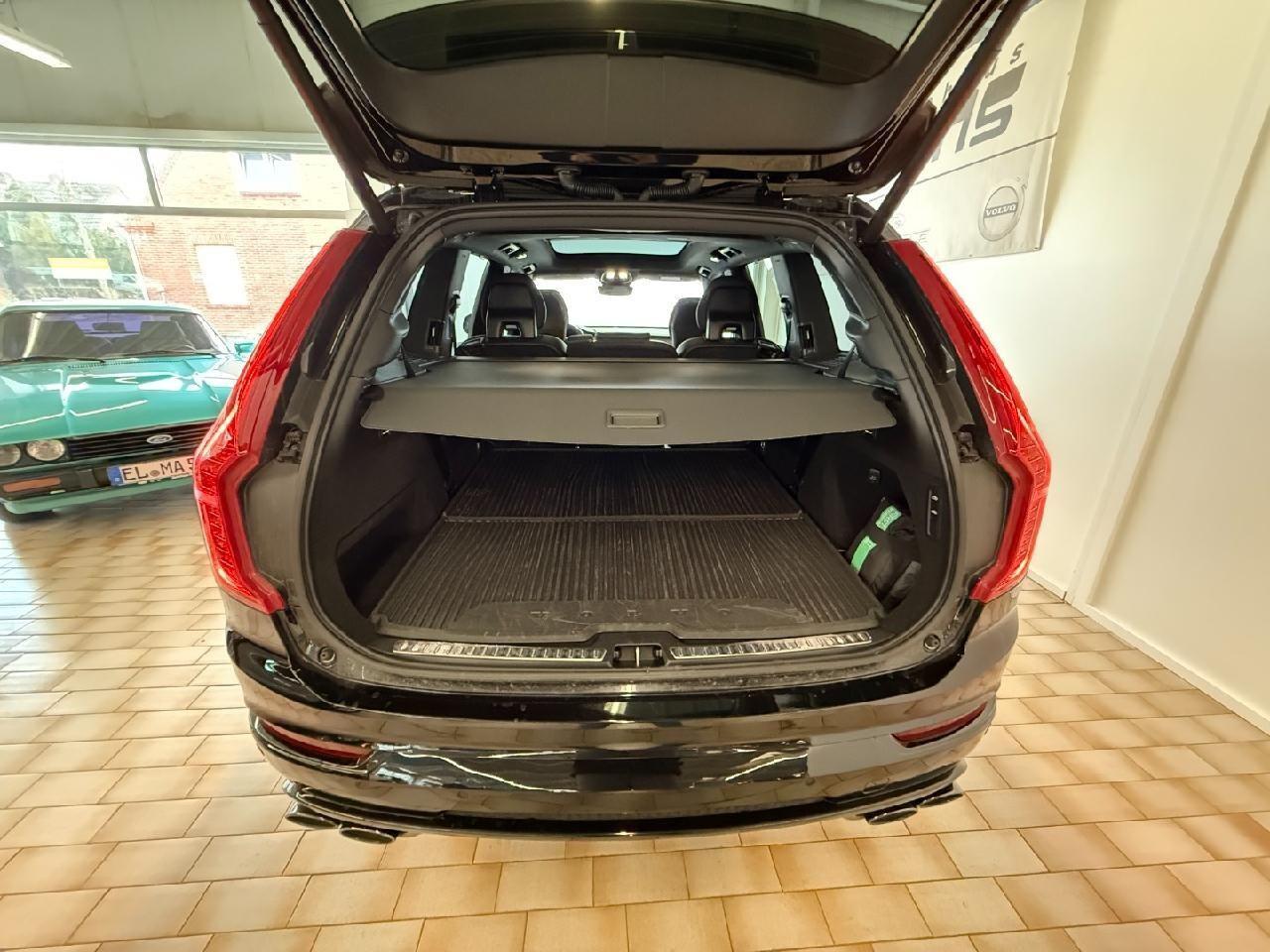 Volvo XC90 Plus Dark Recharge Plug-In Hybrid AWD
