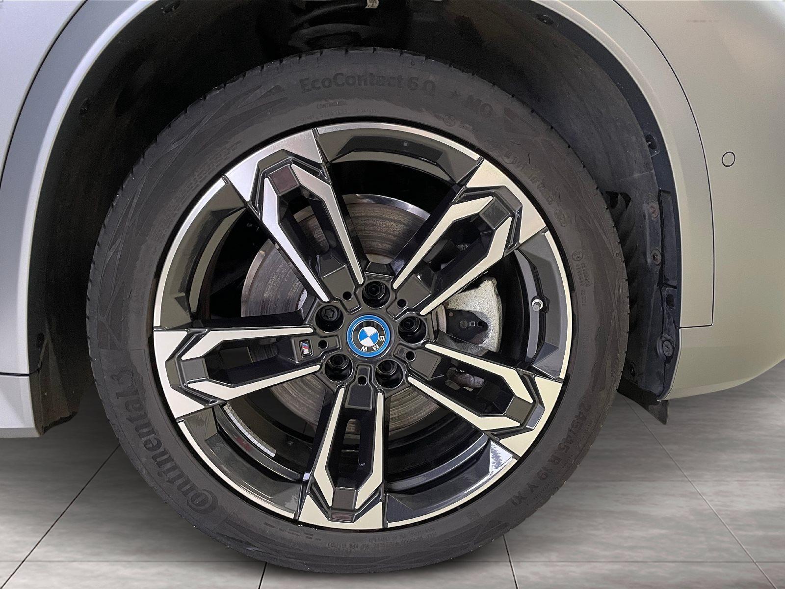 BMW iX1 M SPORTPAKET HEAD-UP DAB LED ALU 19