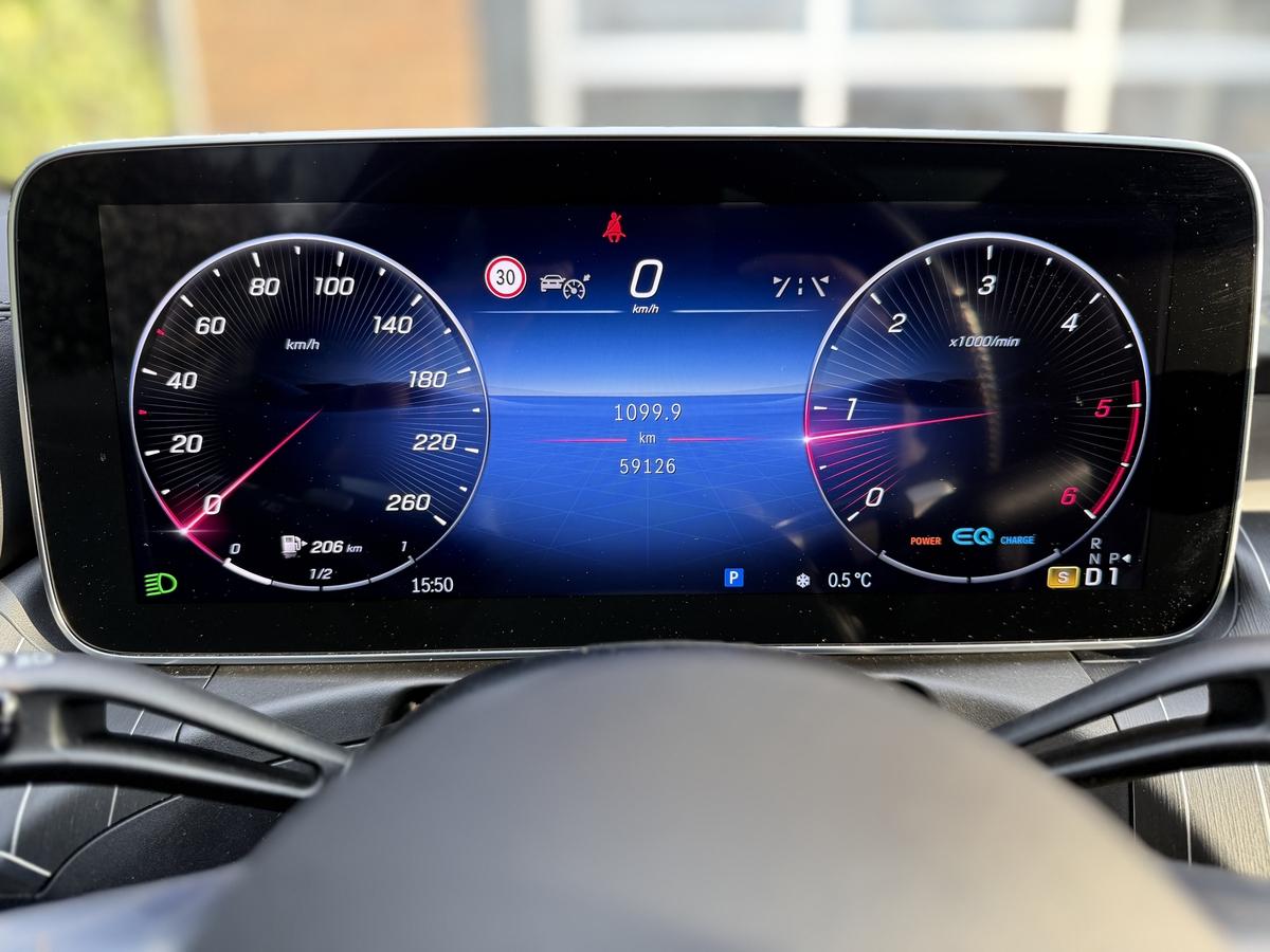 Mercedes-Benz C 300 d AMG LINE LED / NAVI / KAMERA / PANO / SPURHALTE