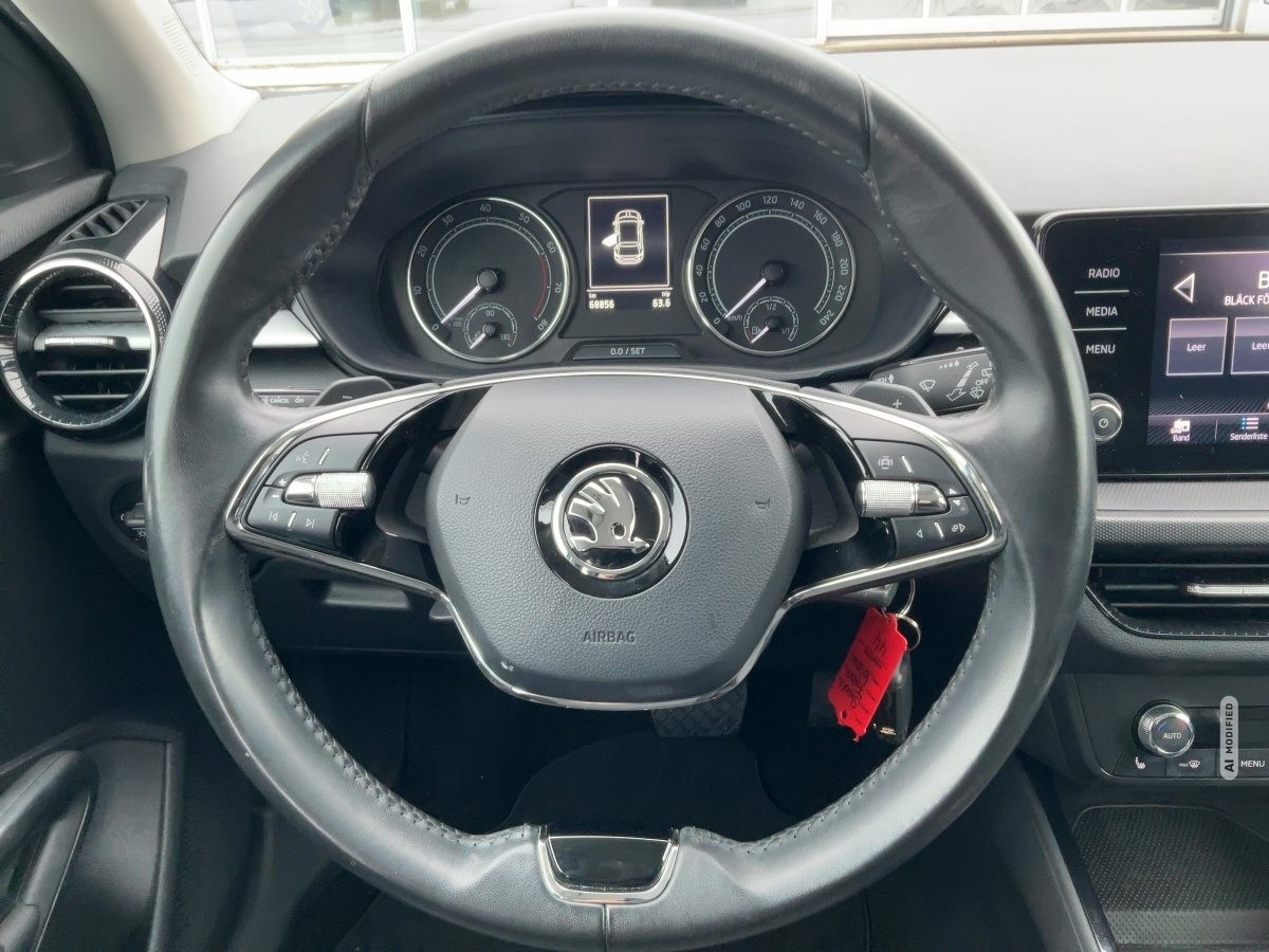 Skoda Fabia 1.0 TSI Ambition AHK,AUTOM.,LED,Navi,SHZ