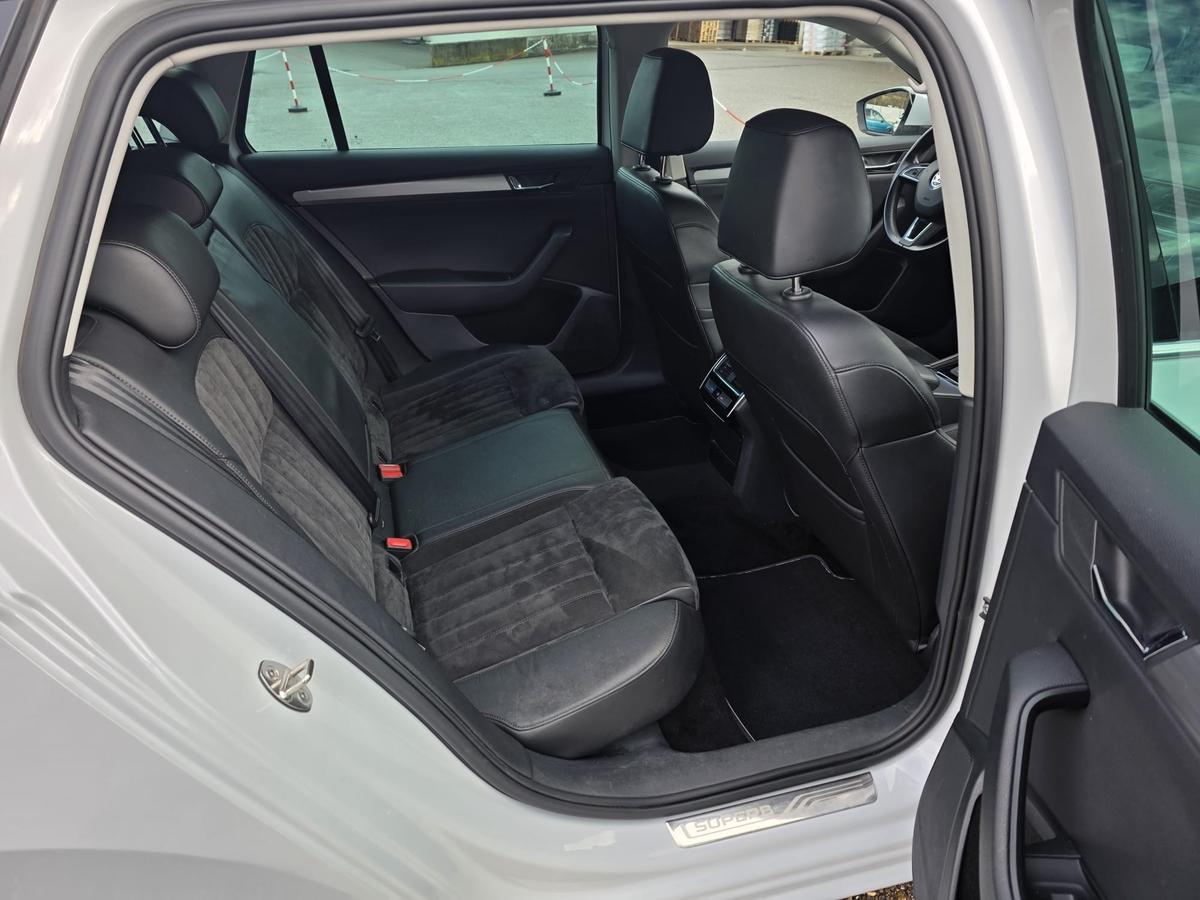Skoda Superb Combi 4x4 / ACC / Ambiente /  HU 01/28