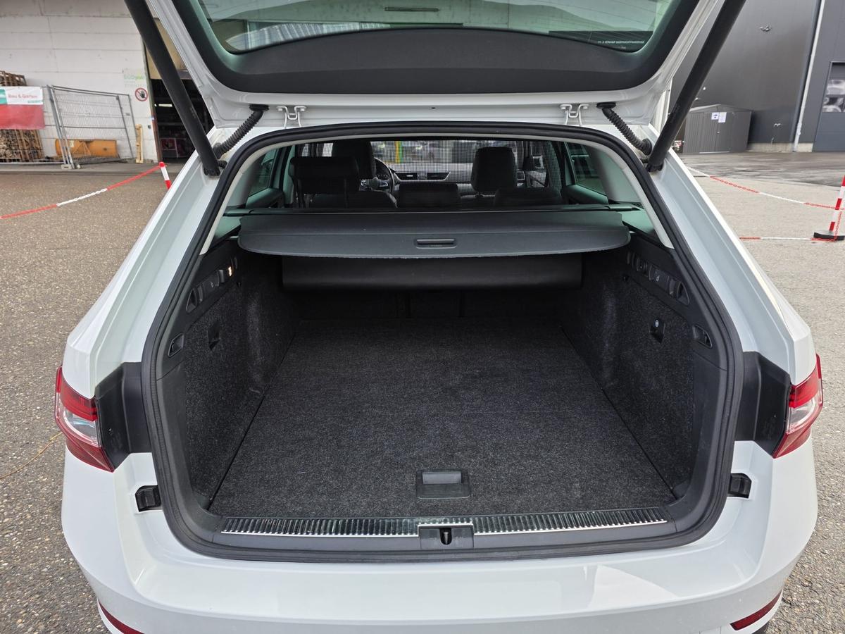 Skoda Superb Combi 4x4 / ACC / Ambiente /  HU 01/28