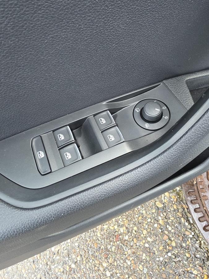 Skoda Superb Combi 4x4 / ACC / Ambiente /  HU 01/28