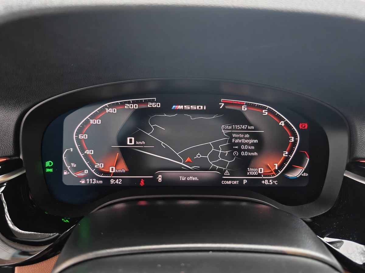 BMW M550i xDRIVE 1H*VOLL*LEDER*AHK*STANDHZ*GSD*SHZ V+H*HAR KARD