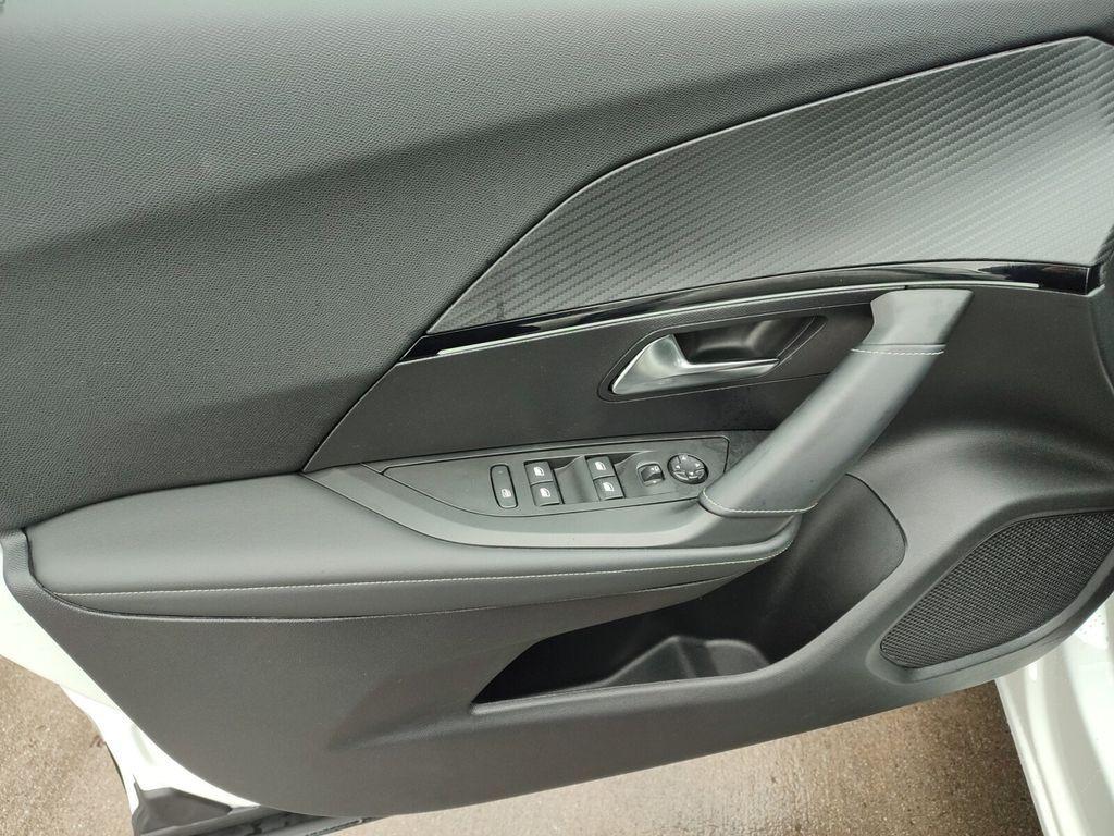 Peugeot 2008 e- GT-Pack -SITZHEIZUNG+NAVIGATION+TEMPOMAT-