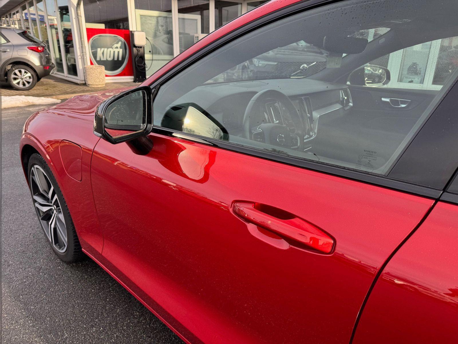 Volvo V60 T6 AWD R-Design Recharge Plug-In Hybrid