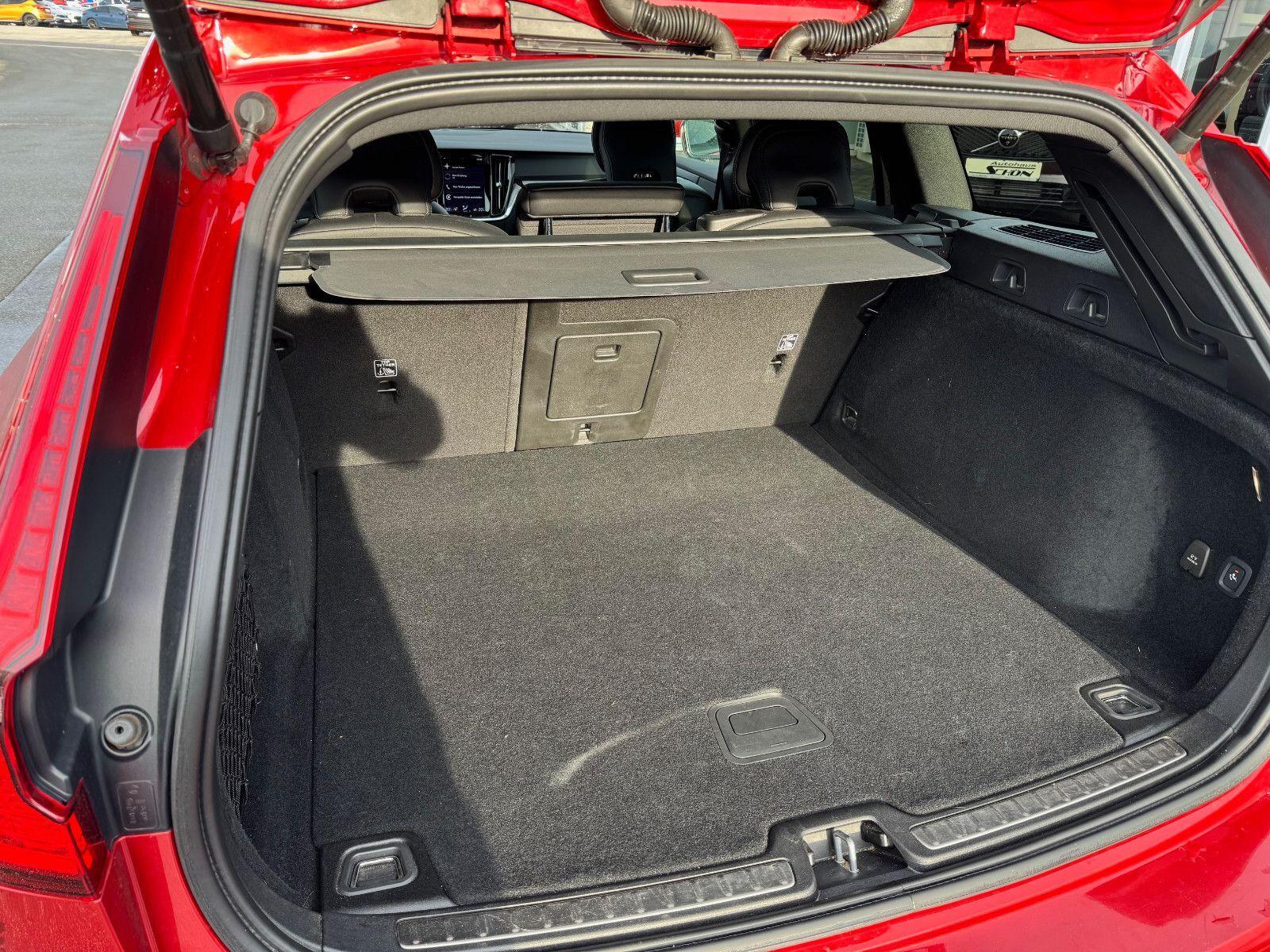 Volvo V60 T6 AWD R-Design Recharge Plug-In Hybrid