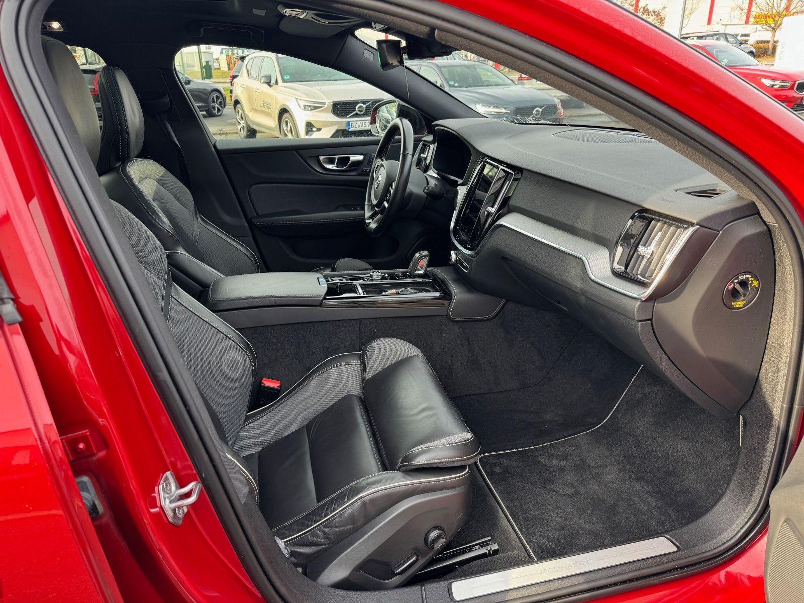 Volvo V60 T6 AWD R-Design Recharge Plug-In Hybrid