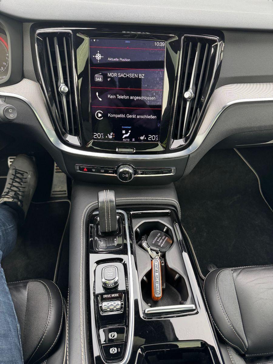 Volvo V60 T6 AWD R-Design Recharge Plug-In Hybrid