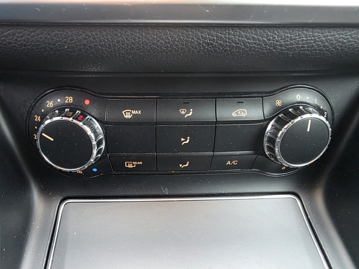 Mercedes-Benz GLA 250 AMG Line Night LED PDC Tempomat
