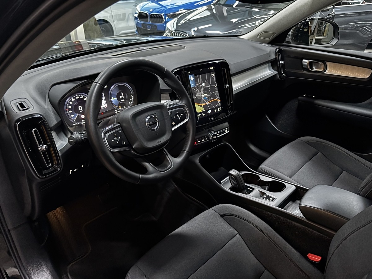 Volvo XC40 T5 R-Design Expression Plug-In LED Navi RCAM 