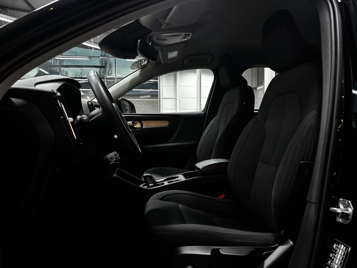 Volvo XC40 T5 R-Design Expression Plug-In LED Navi RCAM 