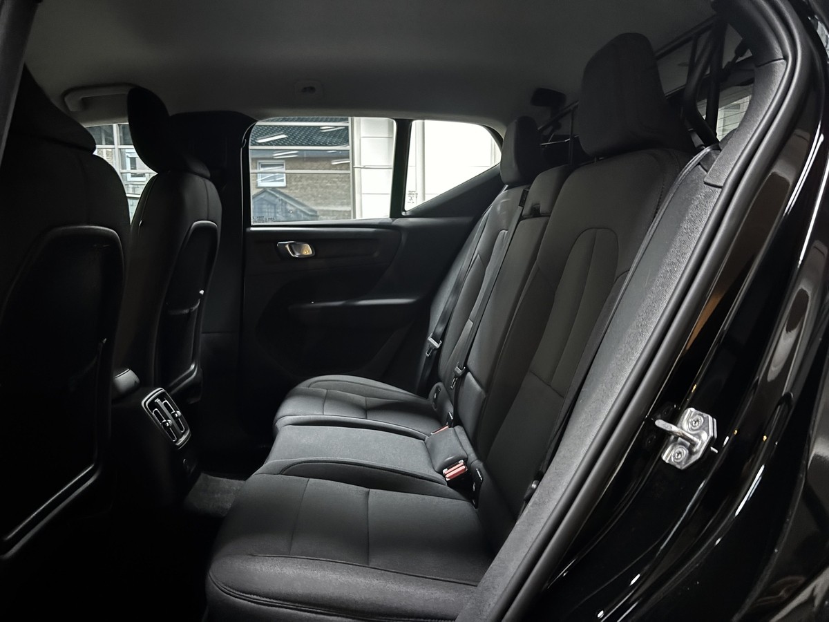 Volvo XC40 T5 R-Design Expression Plug-In LED Navi RCAM 
