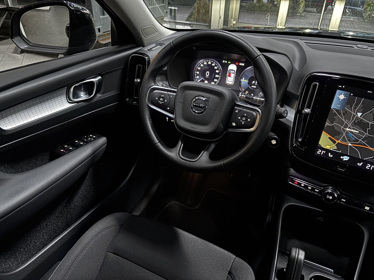 Volvo XC40 T5 R-Design Expression Plug-In LED Navi RCAM 