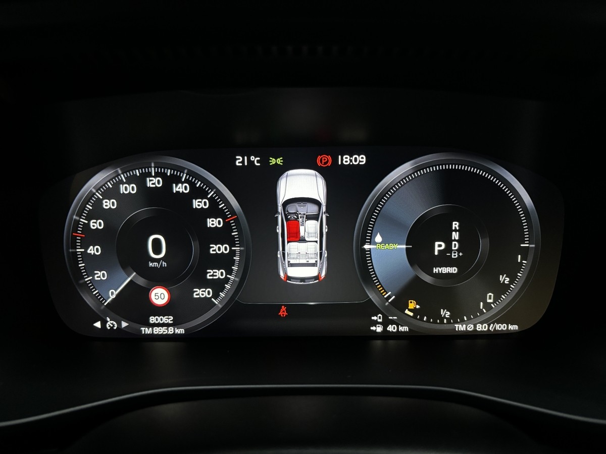 Volvo XC40 T5 R-Design Expression Plug-In LED Navi RCAM 