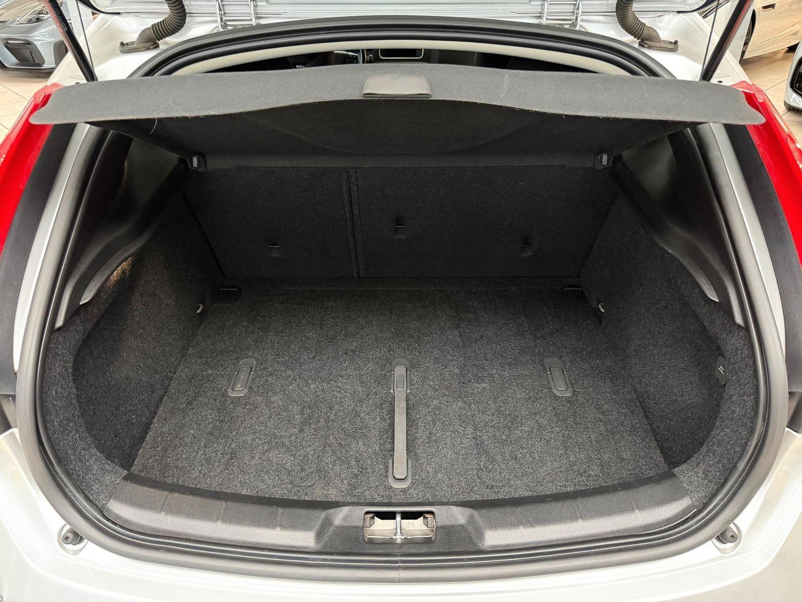 Volvo V40 D3 Kinetic*SHZ*AHK*NAVi*TPM*MFL*LMF*